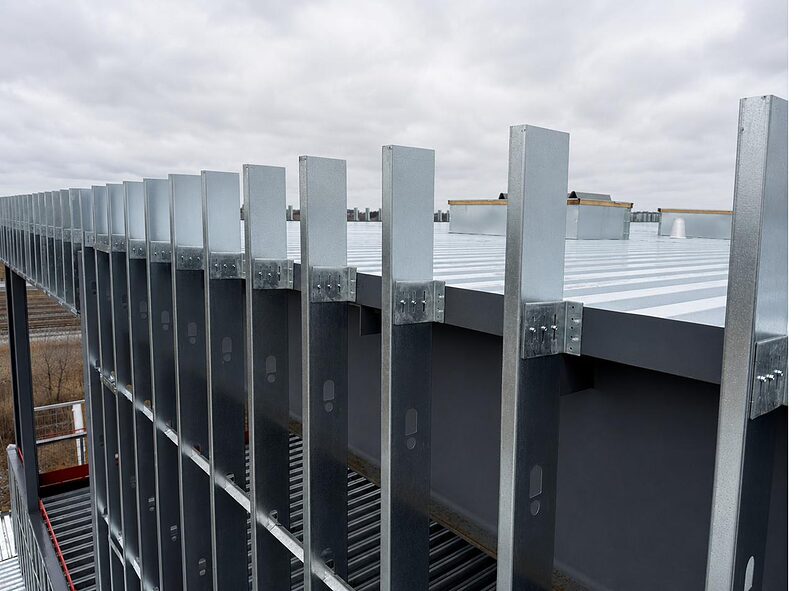 Light-gauge steel rooftop screen framing